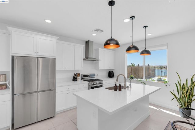 3098 Mulholland Dr, Lathrop, CA 95330