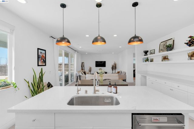 3098 Mulholland Dr, Lathrop, CA 95330