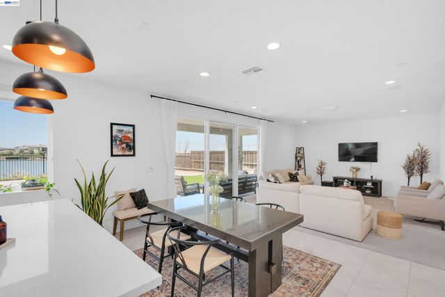 3098 Mulholland Dr, Lathrop, CA 95330
