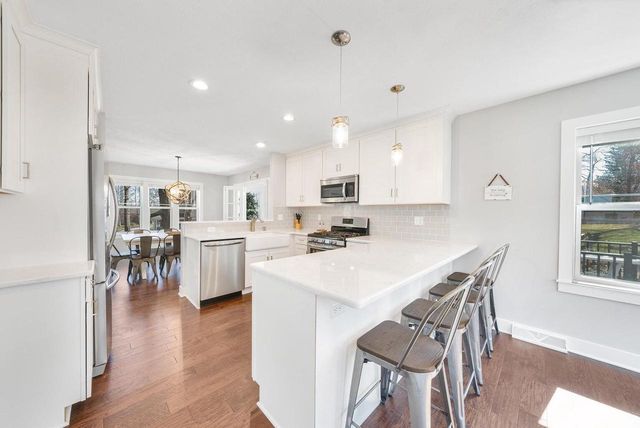 812 Van Slyke DRIVE, Fontana, WI 53125