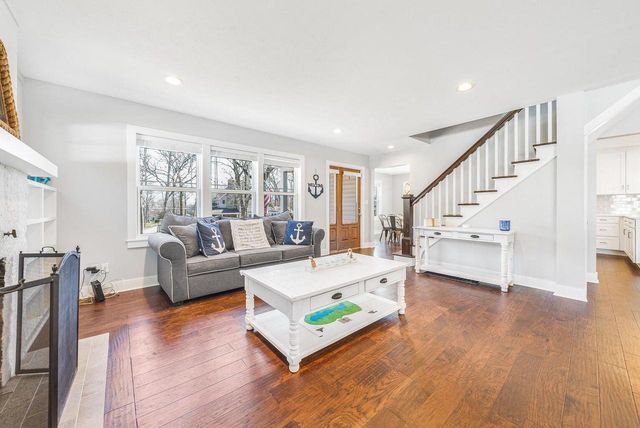 812 Van Slyke DRIVE, Fontana, WI 53125