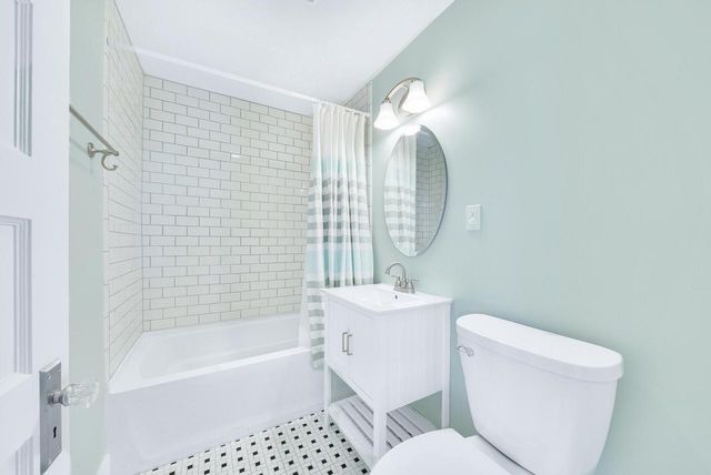 812 Van Slyke DRIVE, Fontana, WI 53125