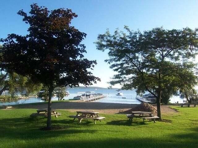 812 Van Slyke DRIVE, Fontana, WI 53125