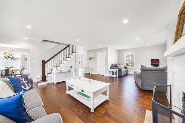 812 Van Slyke DRIVE, Fontana, WI 53125