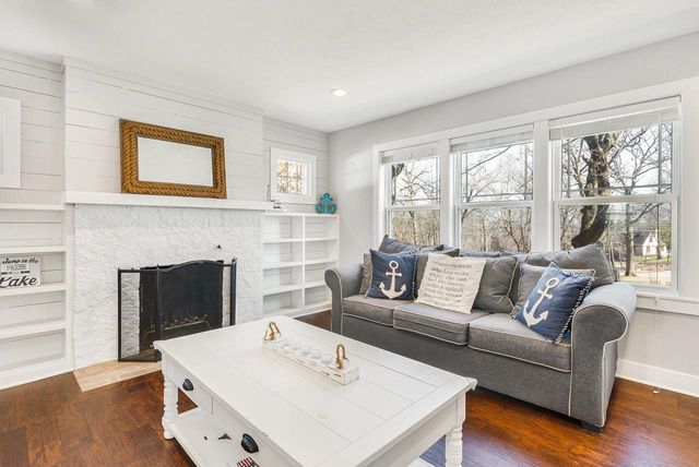 812 Van Slyke DRIVE, Fontana, WI 53125