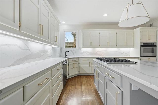 15088 Sherwood Street, Leawood, KS 66224