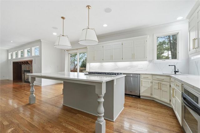 15088 Sherwood Street, Leawood, KS 66224