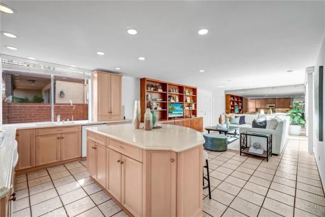 16385 Ardsley, Huntington Beach, CA 92649