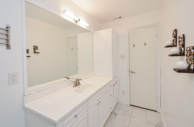 2001 Bering Drive 3M, Houston, TX 77057