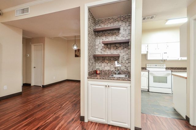 2001 Bering Drive 3M, Houston, TX 77057