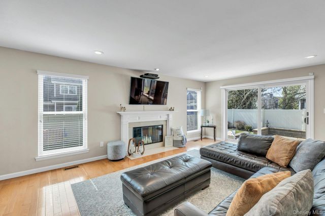 18 Daisy Court, Farmingdale, NY 11735