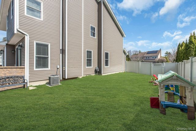 18 Daisy Court, Farmingdale, NY 11735