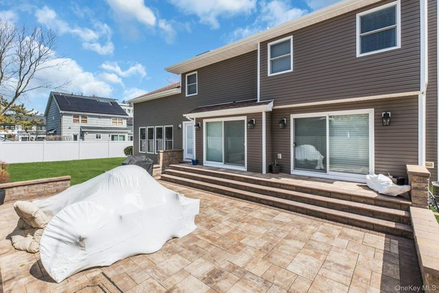 18 Daisy Court, Farmingdale, NY 11735