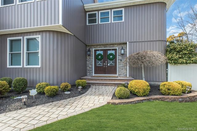 18 Daisy Court, Farmingdale, NY 11735