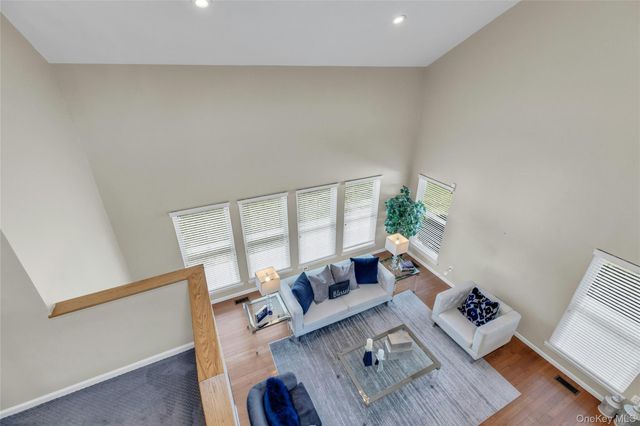 18 Daisy Court, Farmingdale, NY 11735