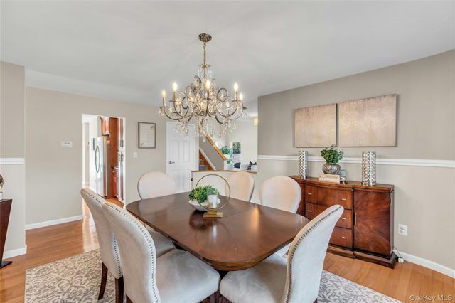 18 Daisy Court, Farmingdale, NY 11735