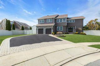 18 Daisy Court, Farmingdale, NY 11735