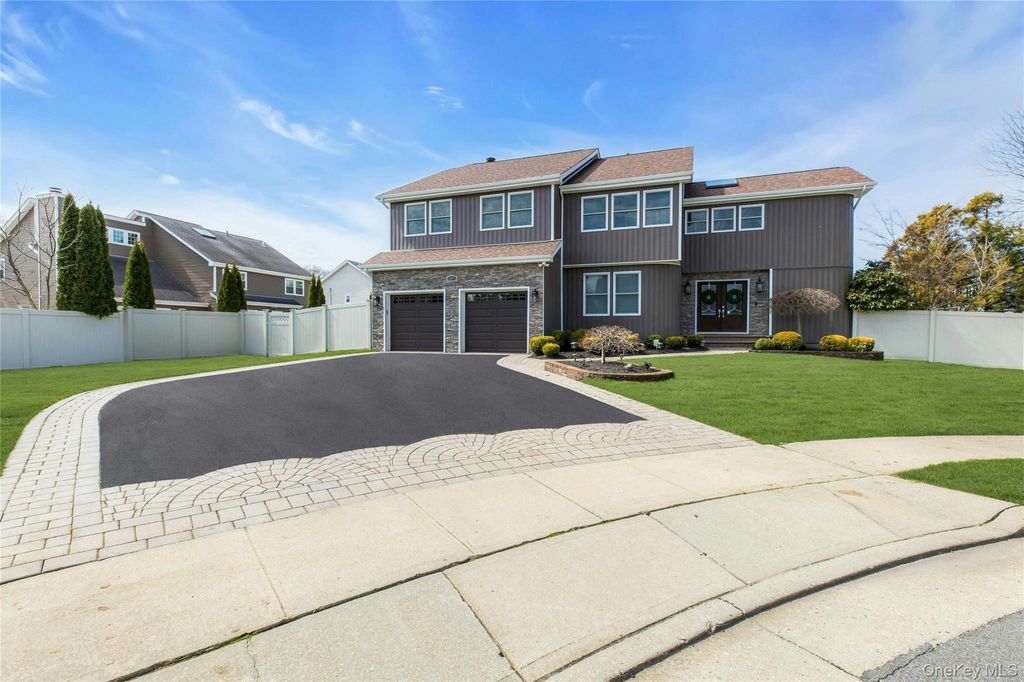 18 Daisy Court, Farmingdale, NY 11735