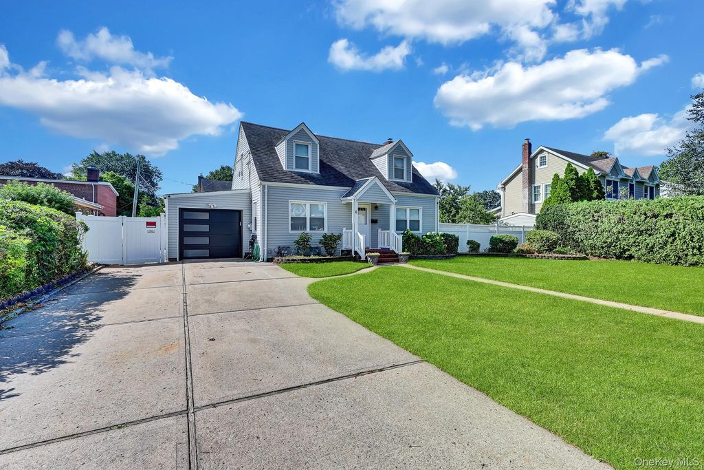 6 Manchester Street, Westbury, NY 11590 — photo 2