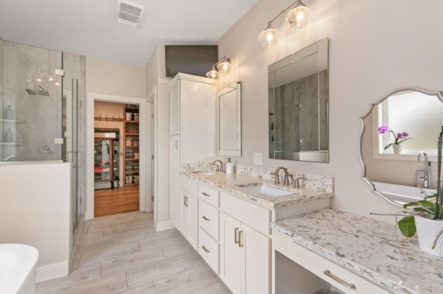 11106 Westport Drive, West Des Moines, IA 50266