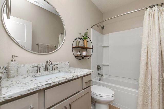 11106 Westport Drive, West Des Moines, IA 50266