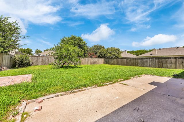 5900 Rising Meadow Drive, Arlington, TX 76018