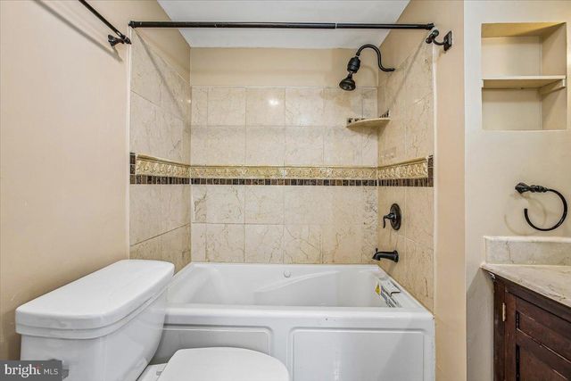 6039 HEATHERWOOD DR, Alexandria, VA 22310
