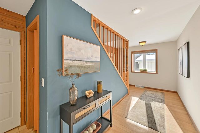 2135 W Shore DRIVE, Delafield, WI 53018