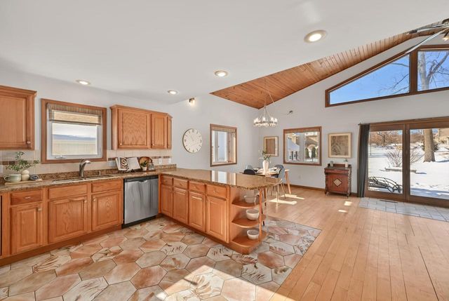 2135 W Shore DRIVE, Delafield, WI 53018