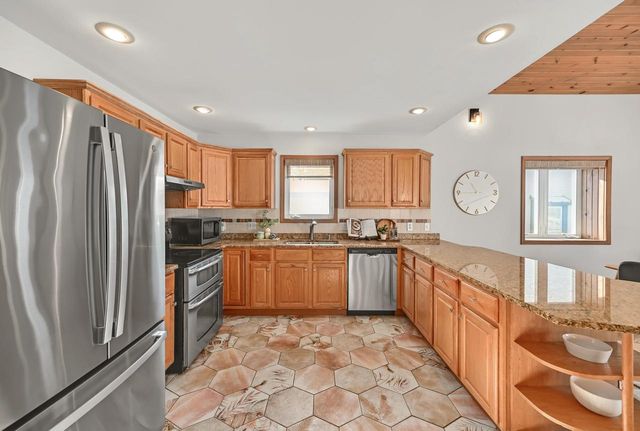 2135 W Shore DRIVE, Delafield, WI 53018