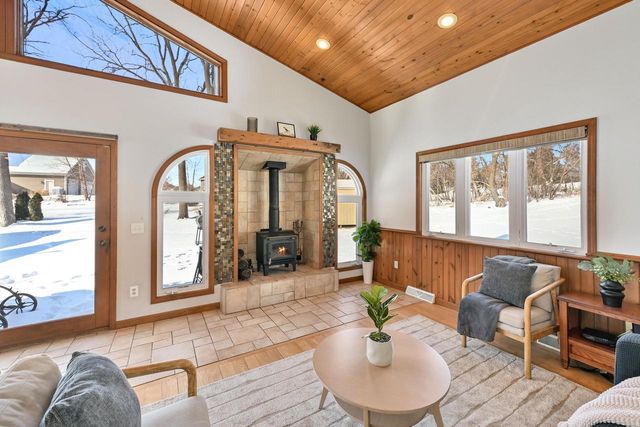 2135 W Shore DRIVE, Delafield, WI 53018