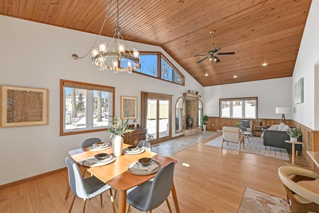 2135 W Shore DRIVE, Delafield, WI 53018