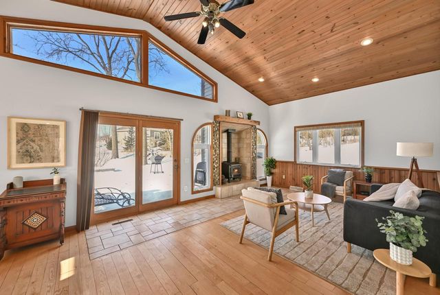 2135 W Shore DRIVE, Delafield, WI 53018