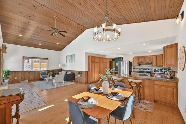 2135 W Shore DRIVE, Delafield, WI 53018