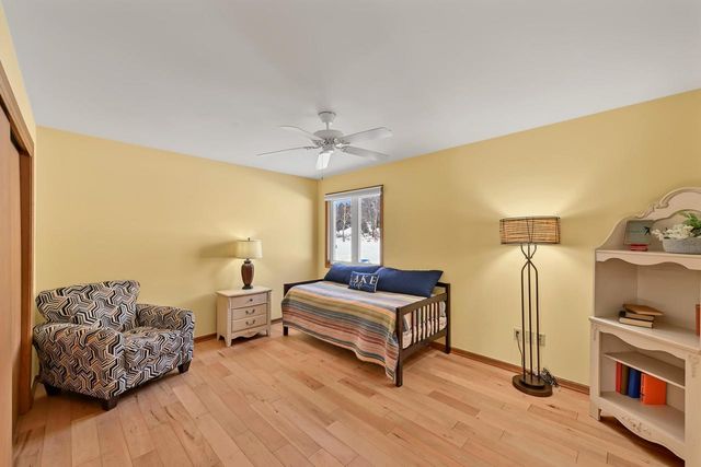 2135 W Shore DRIVE, Delafield, WI 53018