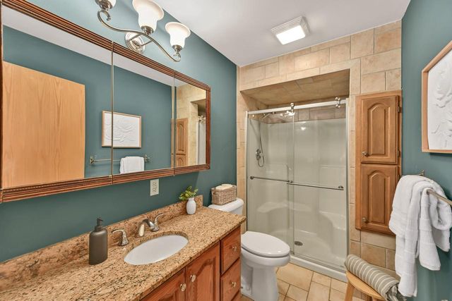 2135 W Shore DRIVE, Delafield, WI 53018