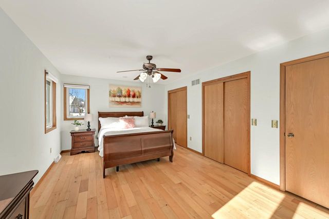 2135 W Shore DRIVE, Delafield, WI 53018