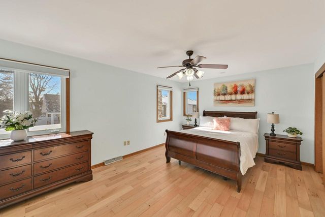 2135 W Shore DRIVE, Delafield, WI 53018