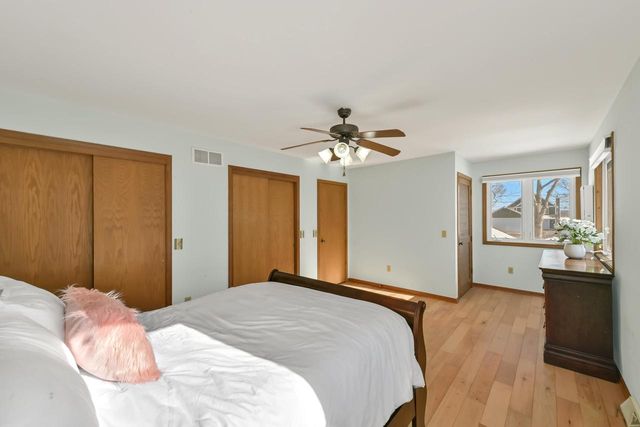 2135 W Shore DRIVE, Delafield, WI 53018