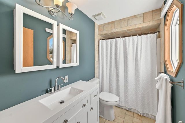 2135 W Shore DRIVE, Delafield, WI 53018