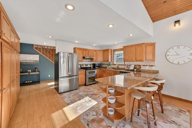 2135 W Shore DRIVE, Delafield, WI 53018