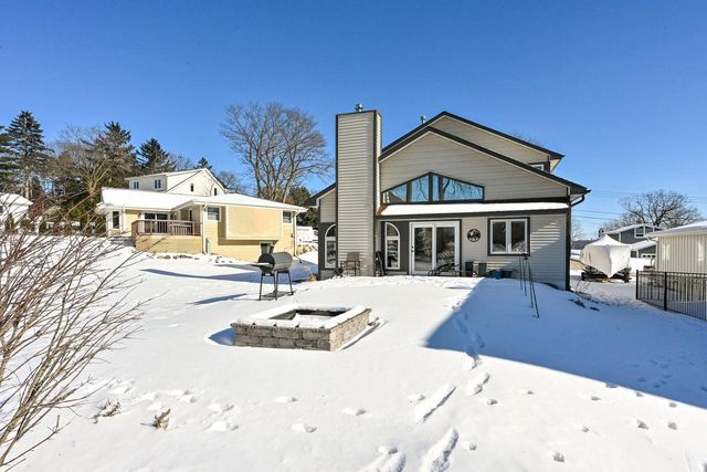 2135 W Shore DRIVE, Delafield, WI 53018