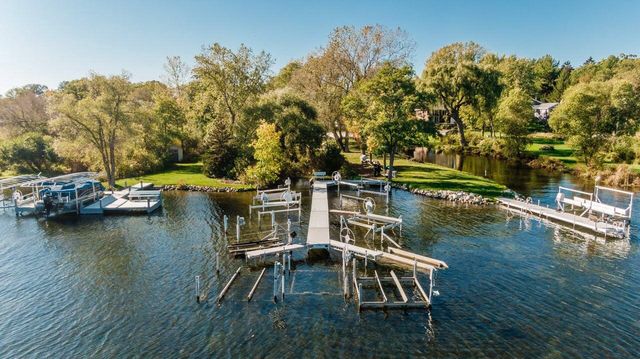 2135 W Shore DRIVE, Delafield, WI 53018