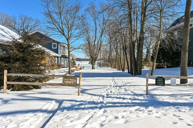 2135 W Shore DRIVE, Delafield, WI 53018