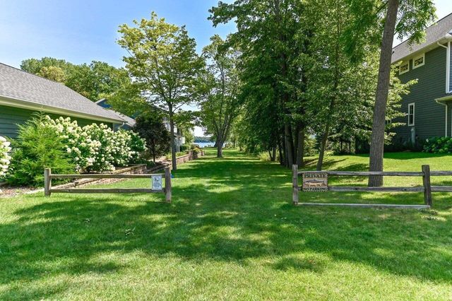 2135 W Shore DRIVE, Delafield, WI 53018