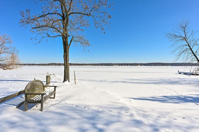 2135 W Shore DRIVE, Delafield, WI 53018