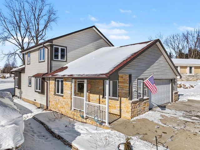 2135 W Shore DRIVE, Delafield, WI 53018