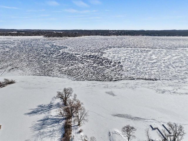 2135 W Shore DRIVE, Delafield, WI 53018