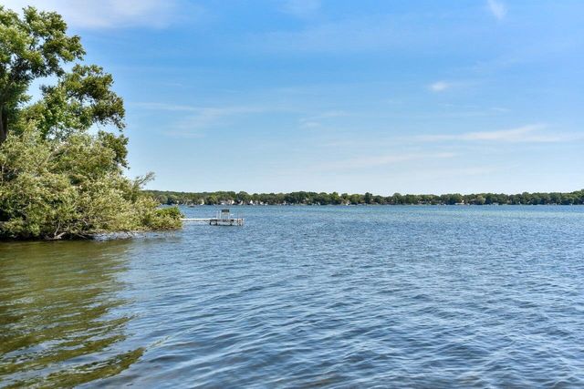 2135 W Shore DRIVE, Delafield, WI 53018