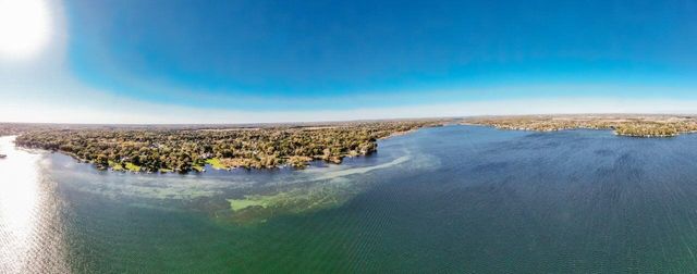 2135 W Shore DRIVE, Delafield, WI 53018